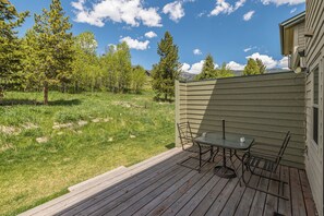 Outdoor dining - New! Walking distance to town center, Wood stove (Big Sky)