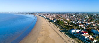 Family townhouse with garden close to shops and beach.