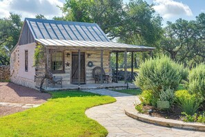 Exterior - Amelia's Cabin | Picturesque Country Cabin (Fredericksburg)