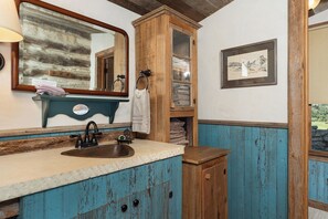 Shower, hair dryer, towels, soap - Amelia's Cabin | Picturesque Country Cabin (Fredericksburg)