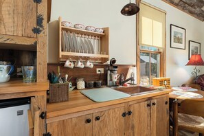 Réfrigérateur, micro-ondes, cafetière/bouilloire