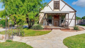 Una casa tradicional con entramado de madera y un camino de piedra que lleva a la entrada.