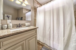 Secadora de cabello, toallas, shampoo, papel de baño 