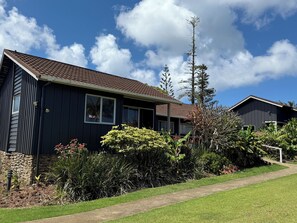 Front of property - Fletcher Christian Apartments - Manava Suites (Norfolk Island)