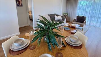 Apartamento, 2 habitaciones | Zona de estar | Smart TV de 50 cm con canales digitales