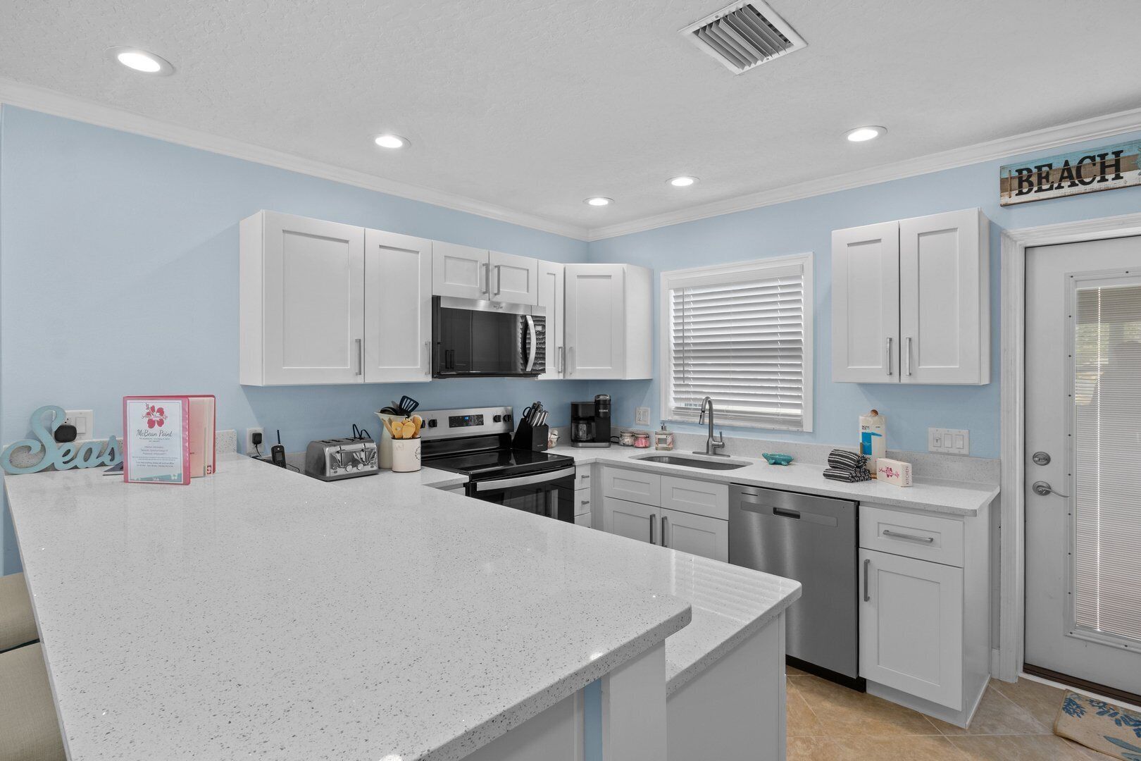 Refrigerador, microondas, horno, placa de cocina