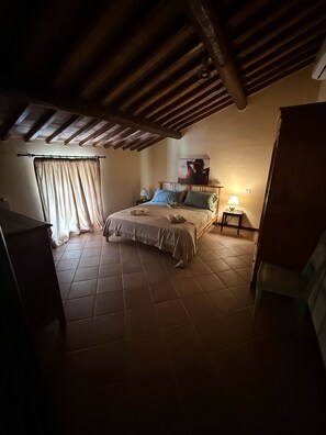 6 bedrooms, WiFi, bed sheets