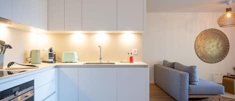 Fridge, oven, dishwasher, cookware/dishes/utensils