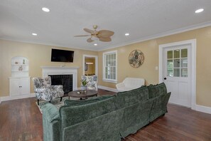 Télévision, cheminée