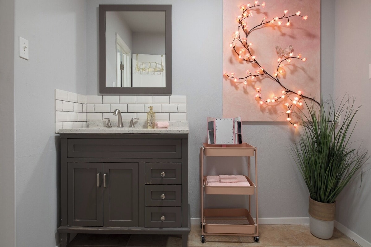 Photo 3 of Montrose Peach Bliss Studio, Medical Center 29!