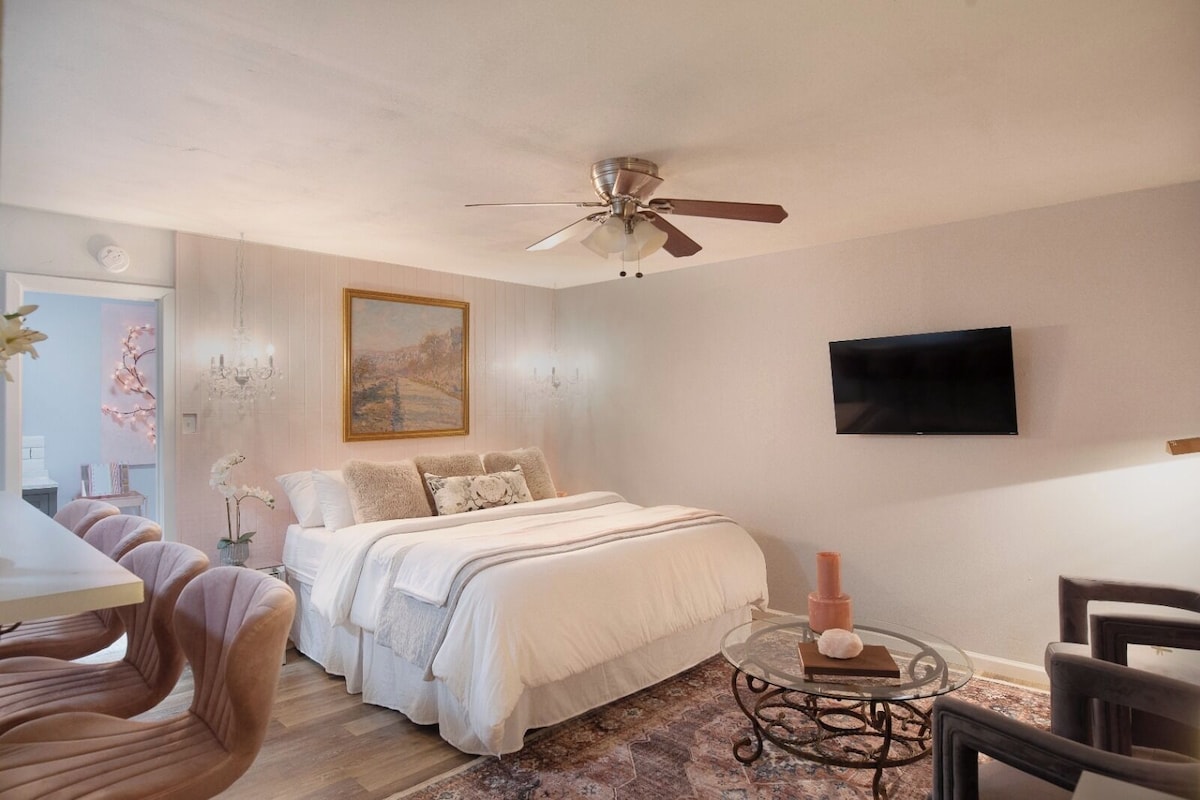 Montrose Peach Bliss Studio, Medical Center 29!