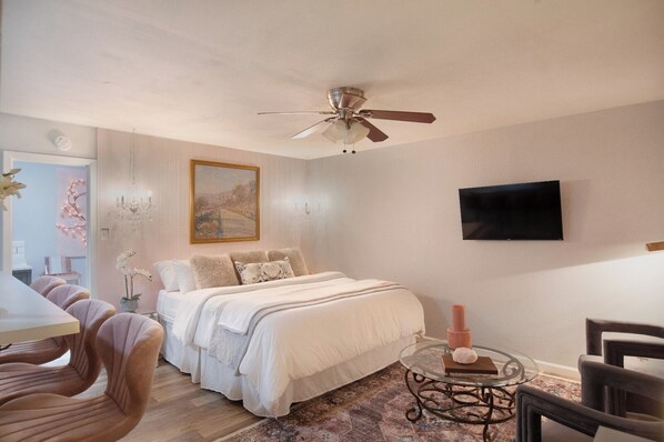 Escritorio, tabla de planchar con plancha, cuna de viaje y ropa de cama 