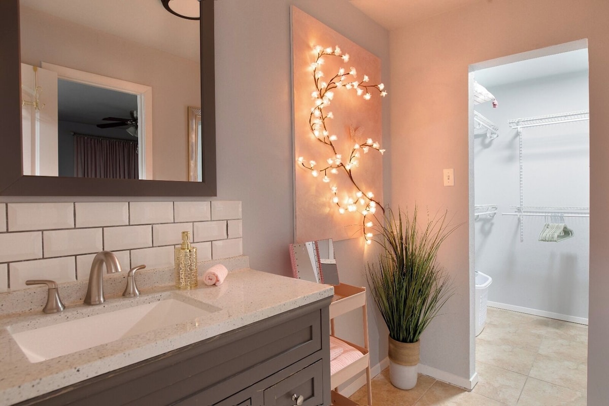 Photo 5 of Montrose Peach Bliss Studio, Medical Center 29!