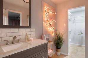 Amenidades de baño ecológicas, secadora de cabello, toallas, jabón 