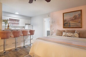 Escritorio, tabla de planchar con plancha, cuna de viaje y ropa de cama 