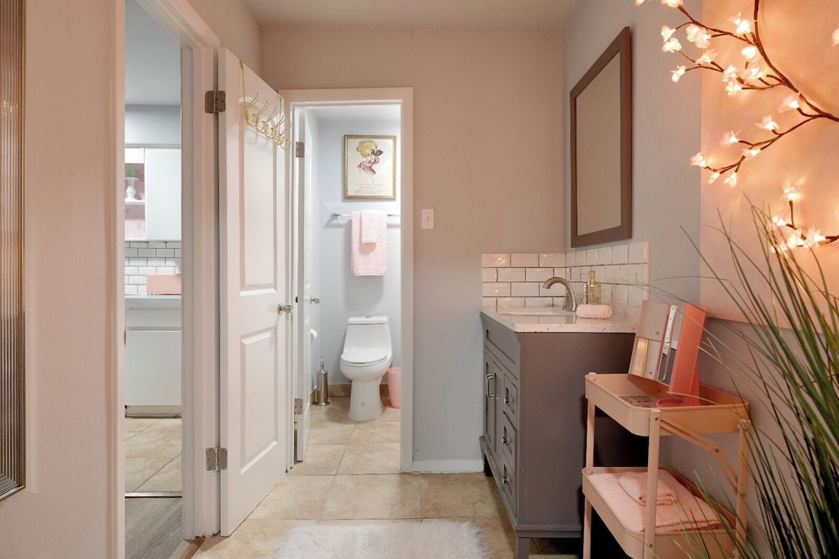Photo 8 of Montrose Peach Bliss Studio, Medical Center 29!