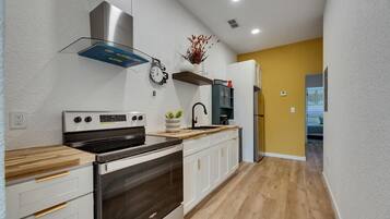 Geladeira, micro-ondas, fogão, cooktop