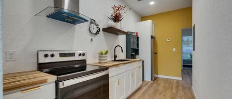 Réfrigérateur, four à micro-ondes, un four, surface de cuisson