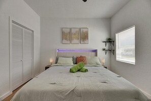 1 chambre, bureau, fer et planche à repasser, lit parapluie