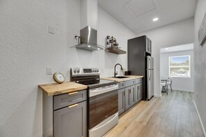 Jääkaappi, mikroaaltouuni, uuni, liesi