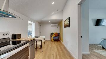 Jääkaappi, mikroaaltouuni, uuni, liesi