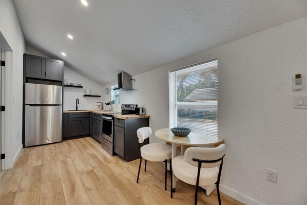 ثلاجة، ميكروويف، فرن، موقد طهي مسطح