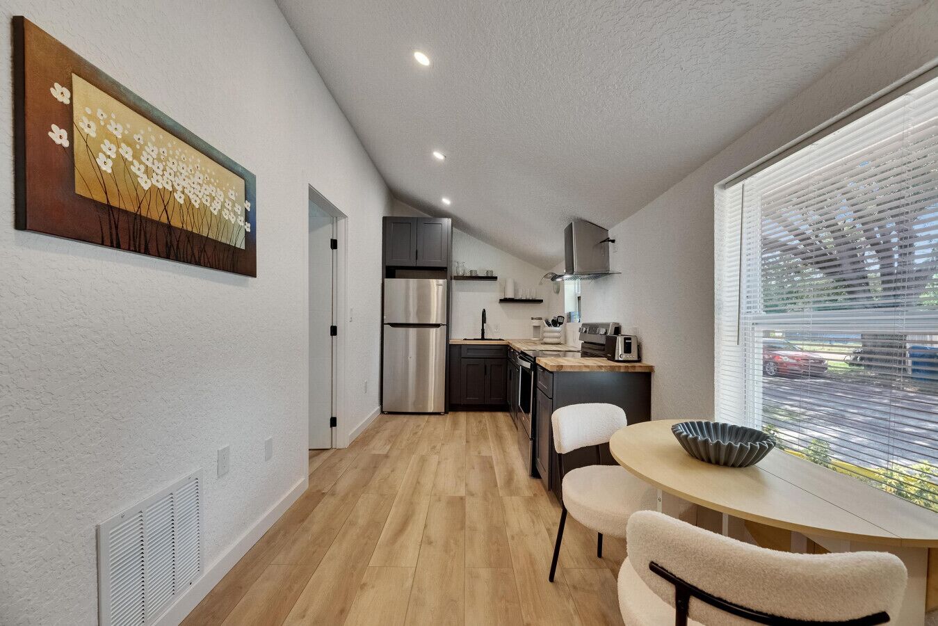 Jääkaappi, mikroaaltouuni, uuni, liesi