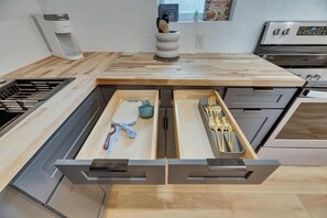 Fridge, microwave, oven, stovetop - 10 min to Beach, Charming Largo Retreat (Largo)