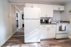 冷蔵庫、電子レンジ、オーブン、コンロ