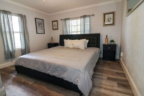 1 室のベッドルーム、デスク、アイロン / アイロン台、WiFi (無料)