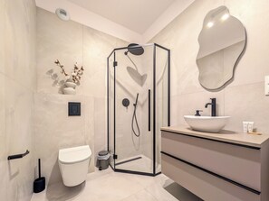 Een douche, een haardroger, handdoeken