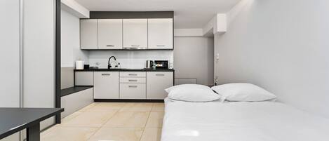 Iron/ironing board, WiFi, bed sheets