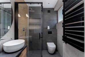 Shower, hair dryer, towels - Topolowa Modern Studio (Kraków)