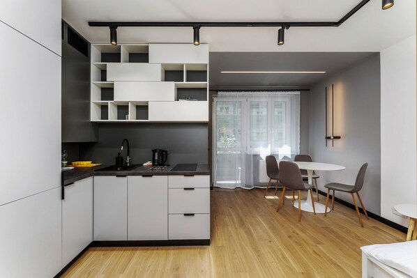 Fridge, oven, stovetop, dishwasher