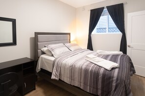 2 makuuhuonetta, työpöytä, silitysrauta/-lauta, Wi-Fi