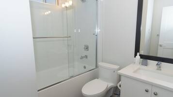 Sèche-cheveux, serviettes fournies, savon, papier toilette