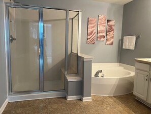 تجهيزات دش، مجففات شعر، مناشف، صابون