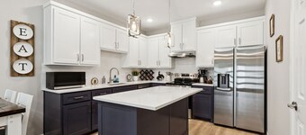  Stockyard Summit - Stylish New Home • 2 Min to Fort Worth Stockyards. Sleeps 8!
