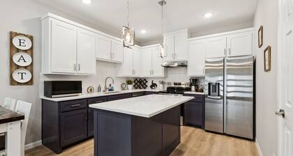 Stockyard Summit - Stylish New Home • 2 Min to Fort Worth Stockyards. Sleeps 8!