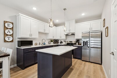 Stockyard Summit - Stylish New Home • 2 Min to Fort Worth Stockyards. Sleeps 8!