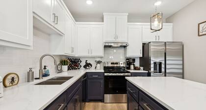 Stylish Home Near the Fort Worth Stockyards — 2 Minutes Away, Sleeps 8