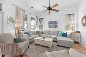 TV, DVD player - The Salty Palm- FREE Beach Service & Pet Friendly! (Miramar Beach)