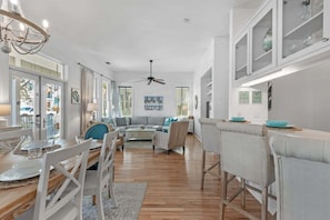 Dining - The Salty Palm- FREE Beach Service & Pet Friendly! (Miramar Beach)