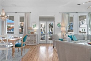 TV, DVD player - The Salty Palm- FREE Beach Service & Pet Friendly! (Miramar Beach)