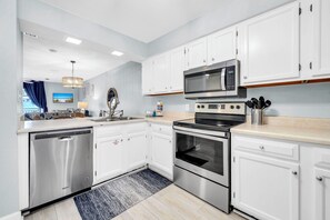 Geladeira, micro-ondas, fogão, lava-louças