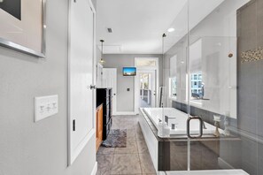 Shower, jetted tub, towels