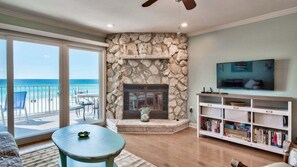 TV, fireplace, DVD player - Crystal Beach TH 5 beach front free beach service sleeps 10 (Destin)