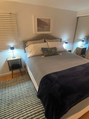 1 bedroom, desk, free WiFi, bed sheets - Charming bedroom + sitting room + private entrance in lovely East Wilton Manors. (Wilton Manors)