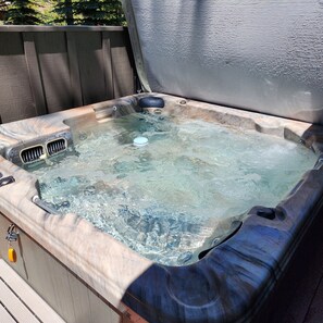 Banyera d'hidromassatge a l'aire lliure