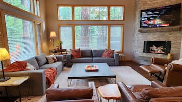 Smart-TV, Kamin, Tischfußball, Bücher